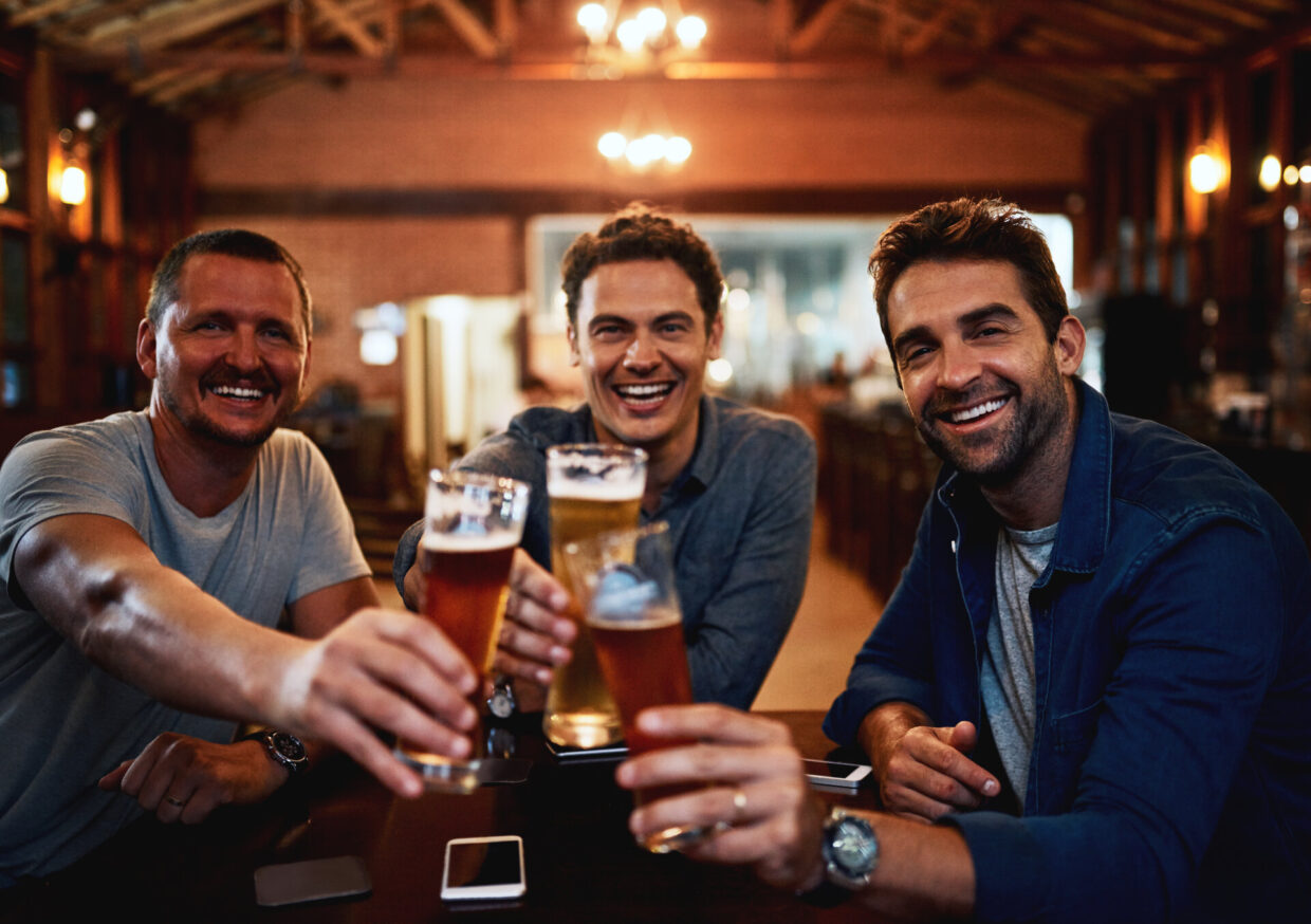 Drei Männer trinken Bier