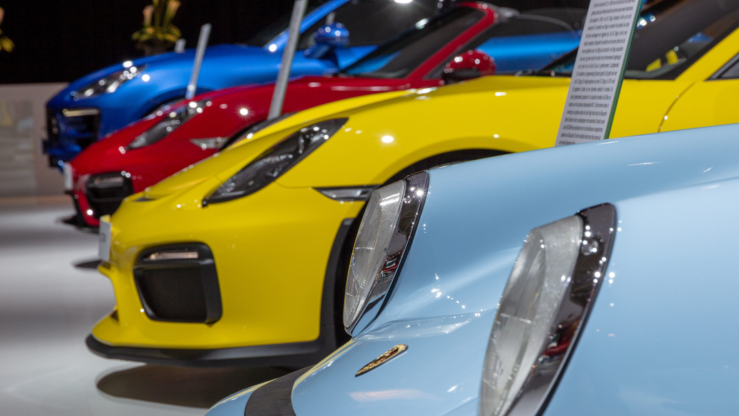 Reihe verschiedener Porsche-Sportwagen