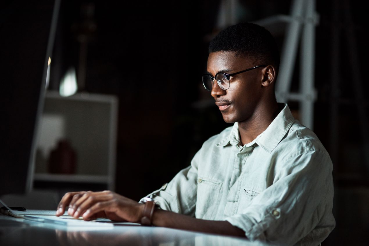 Student arbeitet fokussiert am Laptop: Unterstützung durch Ghostwriting bei der Masterarbeit schreiben lassen