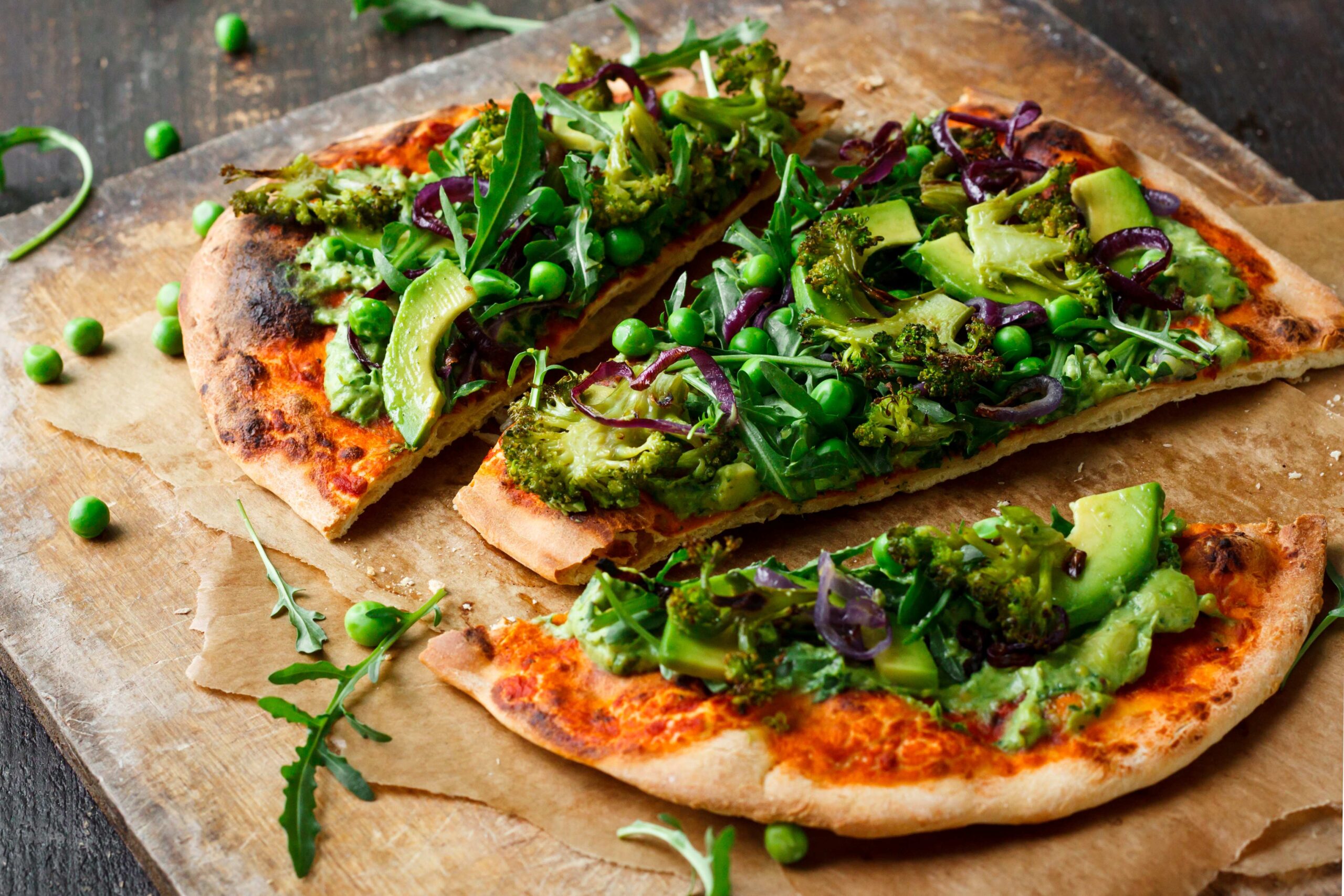 Vegane Pizza mit Gemüse und Pesto