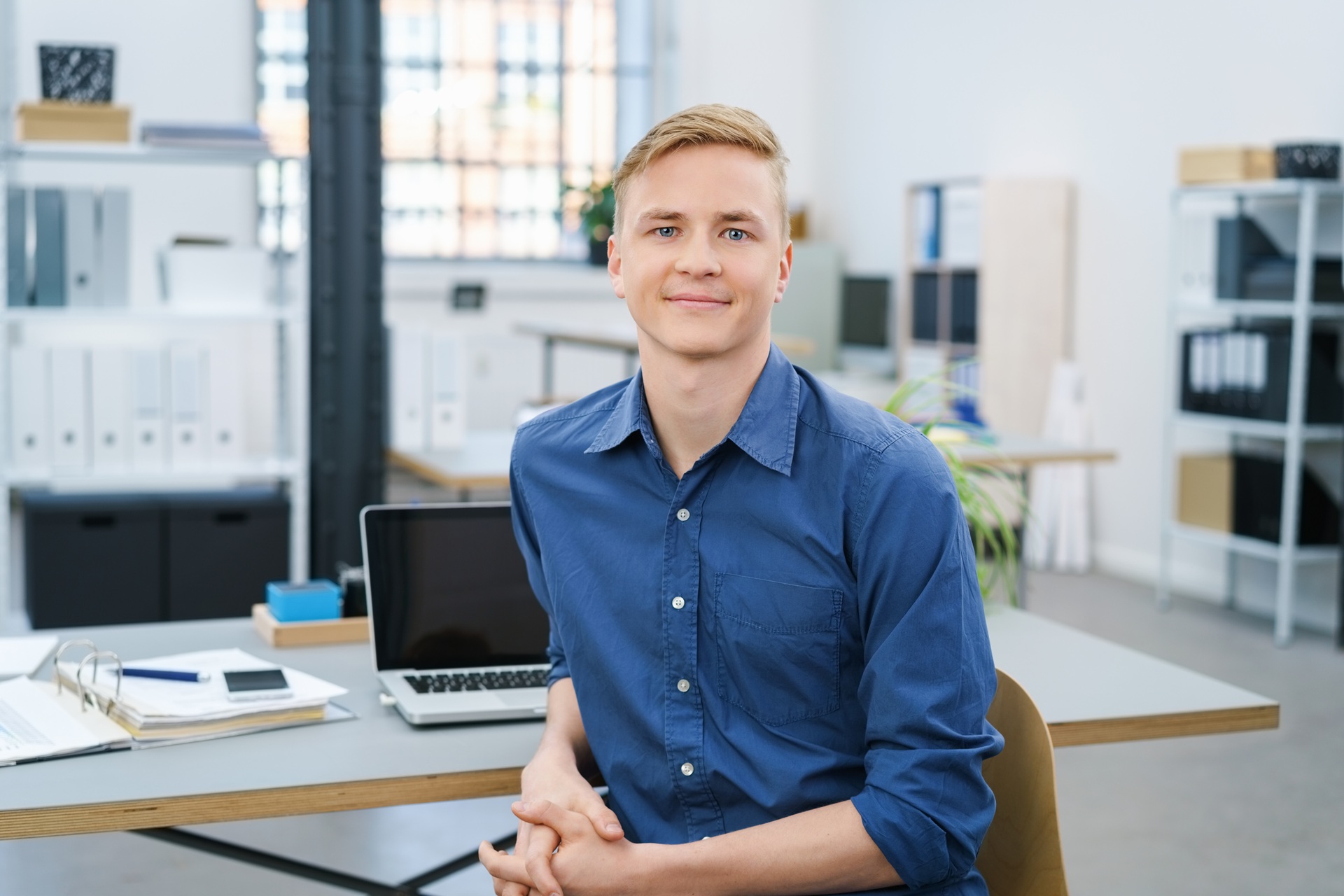 Unternehmer in moderner Arbeitsumgebung | Gewerbeimmobilien Stuttgart