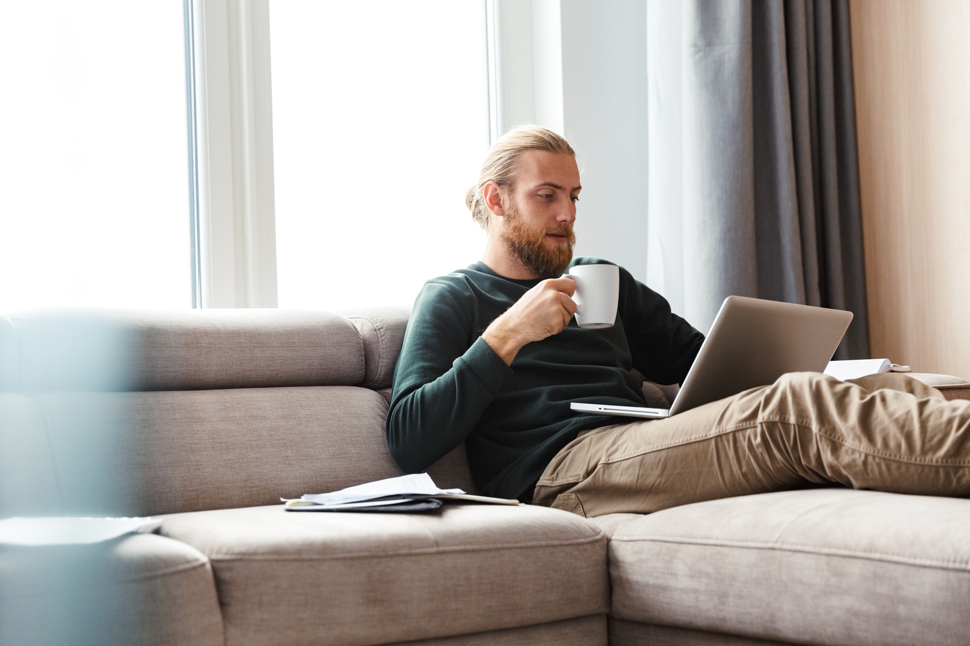 Homeoffice auf Sofa mit Kaffee und Laptop | Steinwand 